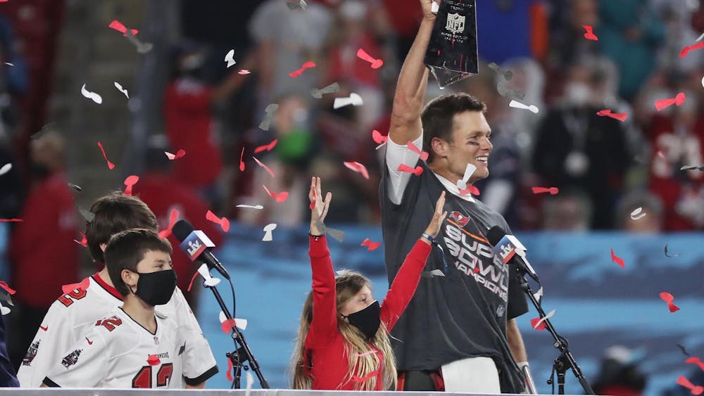 坦帕湾海盗队的四分卫汤姆·布雷迪(Tom Brady)周日在佛罗里达州坦帕的雷蒙德·詹姆斯体育场(Raymond James Stadium)击败堪萨斯城酋长队(Kansas City Chiefs)赢得超级碗冠军后庆祝胜利。这是布雷迪第七次赢得超级碗。