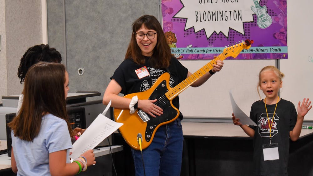 2019年，“女孩摇滚”夏令营的创始人兼营地总监艾米·奥斯纳(Amy Oelsner)在夏令营演奏吉他。女孩摇滚1月15日启动了一项社区基金，以降低参与者的夏令营费用。