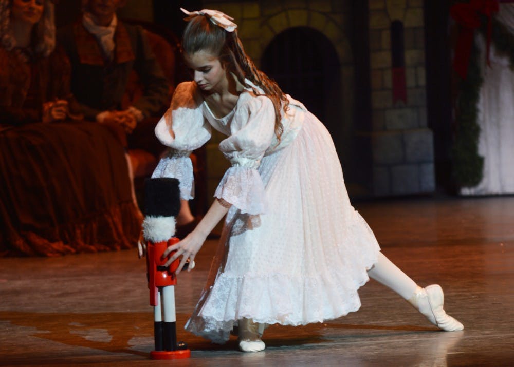 2015年，在音乐艺术中心的《胡桃夹子》彩排中，野口爱香弯腰捡起一个胡桃夹子。传统的芭蕾舞剧讲述了一个小女孩和她的教父去魔法世界的故事，在那里，玩具会变得有生命。