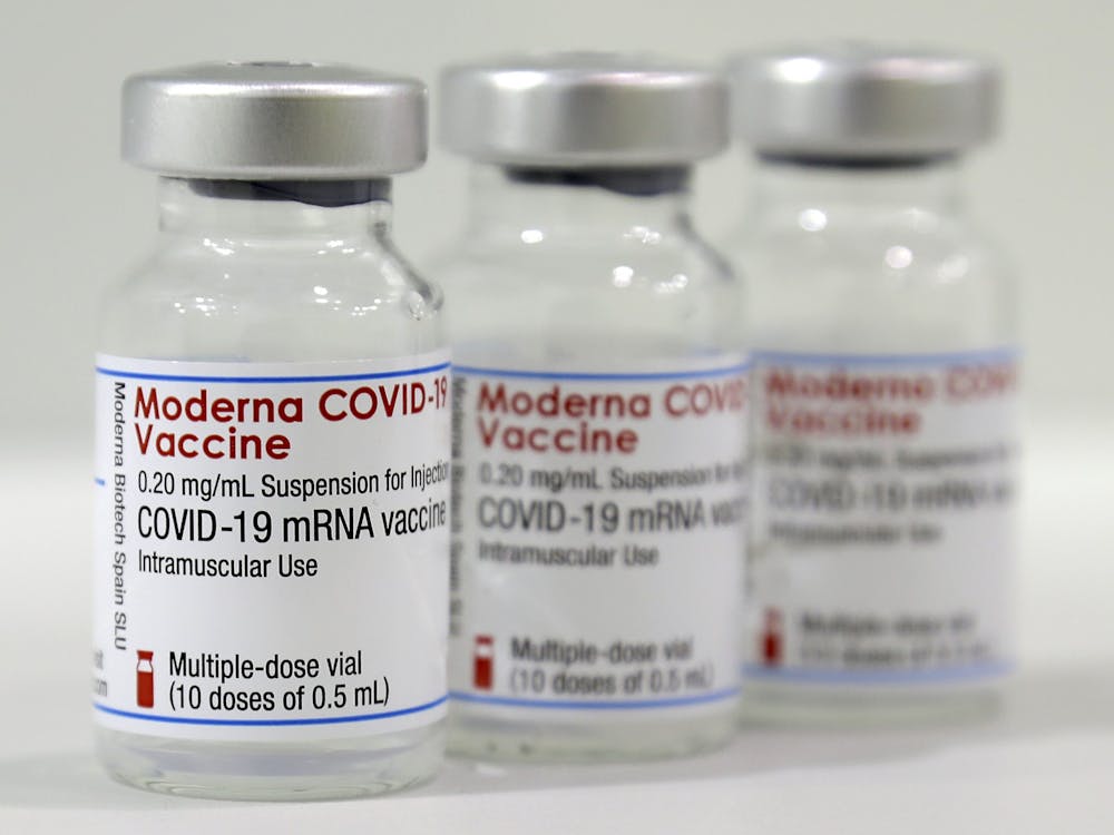 可以看到几瓶moderna ' s COVID-19疫苗。在周三的新闻发布会上，印第安纳州州长埃里克·霍尔科姆宣布，教师现在有资格获得COVID-19疫苗。