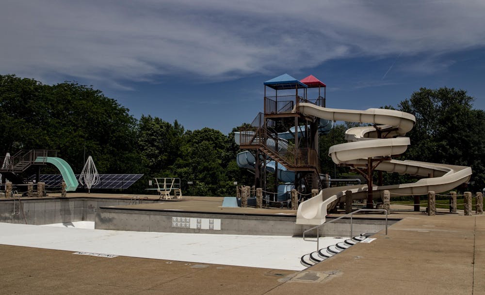2020年6月8日，布卢明顿的布莱恩公园泳池空无一人。布卢明顿市建议居民在夏季即将结束时，正确地清除游泳池、水疗中心和其他水源地的水，避免直接排入暴雨下水道。