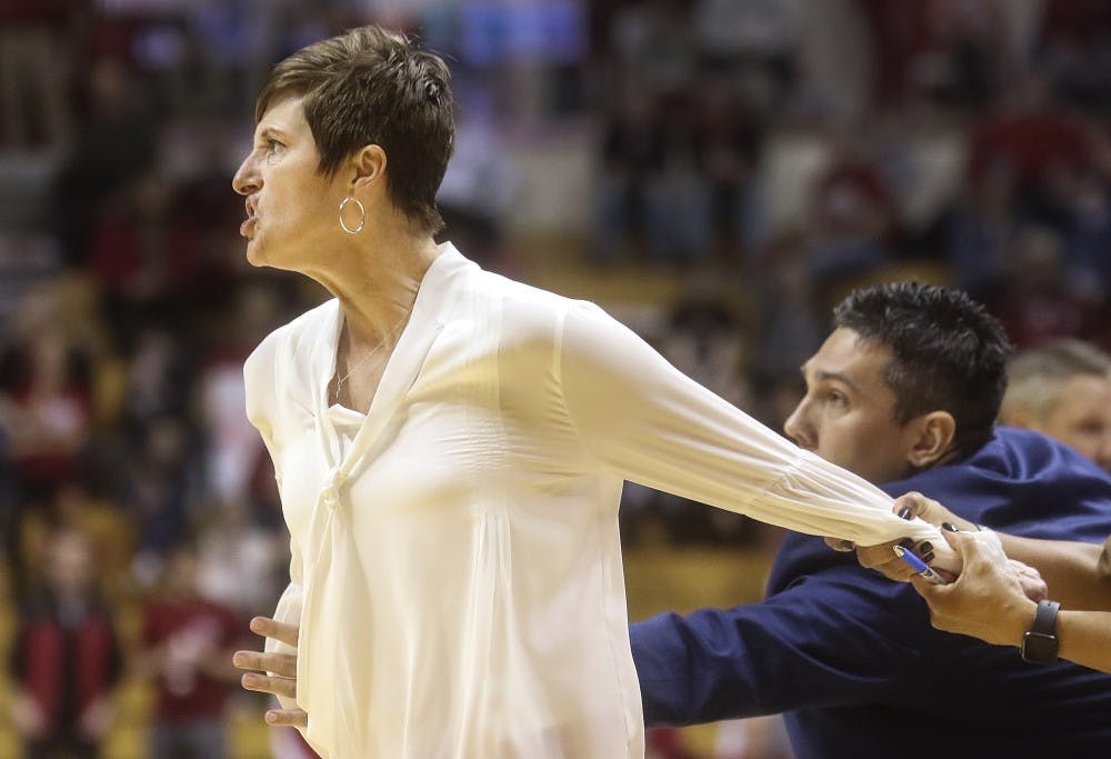 在周日与马里兰州的比赛中，IU女子篮球主教练Teri Moren被助理教练阻止。印第安纳州队以76比56的比分下跌。