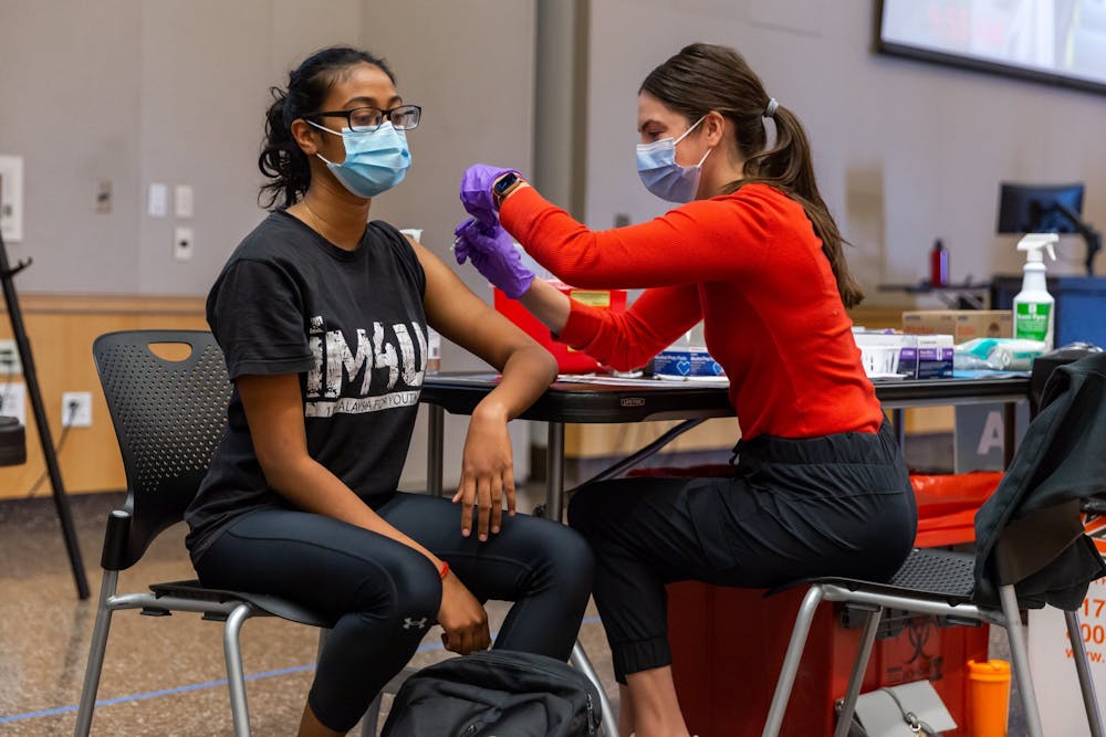 2021年4月6日，在IUPUI校园中心诊所，一名患者接种了新冠病毒-19疫苗。美国总统乔·拜登星期四宣布了新的疫苗授权，影响到1亿美国人。