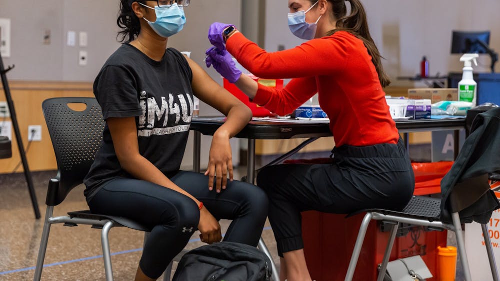2021年4月6日，在IUPUI校园中心诊所，一名患者接受COVID-19疫苗注射。乔·拜登总统周四宣布了新疫苗授权，影响到1亿美国人。