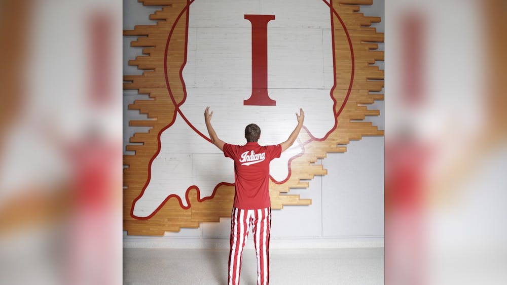 洛根·邓科姆在大会堂摆姿势拍照。邓科姆周二在推特上宣布，他已经承诺在印第安纳大学打篮球。
