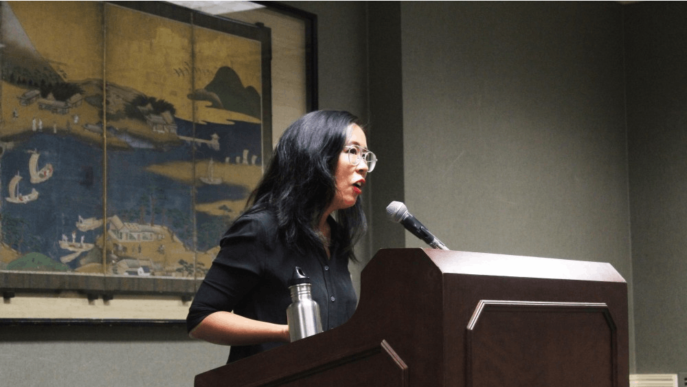 9月18日，在印第安纳州纪念联盟，作家Lisa Ko向观众讲述了她的书《离开者》背后的灵感。