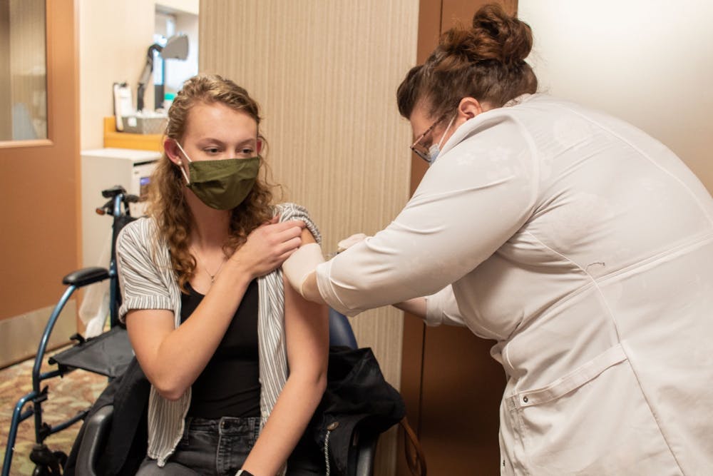<p>IU大二学生凯瑟琳·米克于3月22日在学院购物中心路的克罗格接受第一轮辉瑞疫苗&引用；I'；“我从来没有像现在这样激动过，想去打针。”；她说</p>