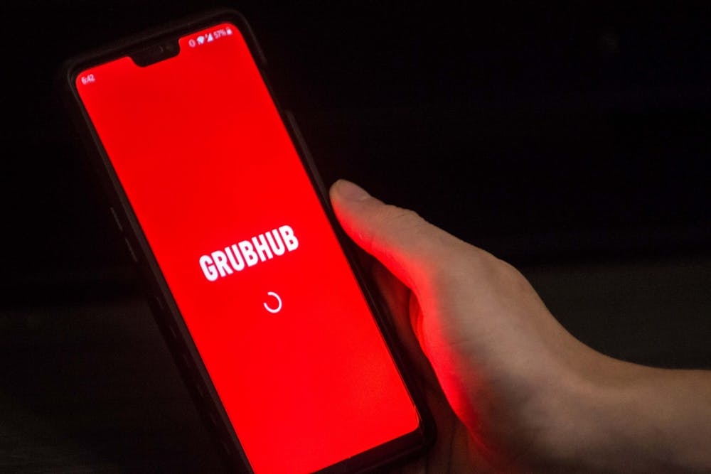 8月26日，一名学生在手机上打开了Grubhub应用程序。IU Dining与Grubhub合作，允许在校园食堂提供外卖和外卖服务。