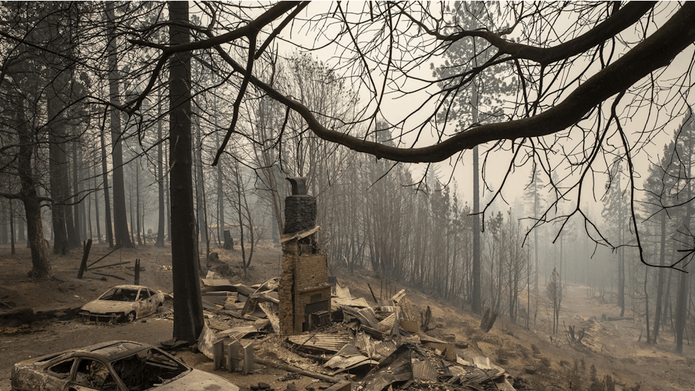 星期四，在加州布拉什克里克，熊熊大火过后，一间房屋在废墟中闷烧。