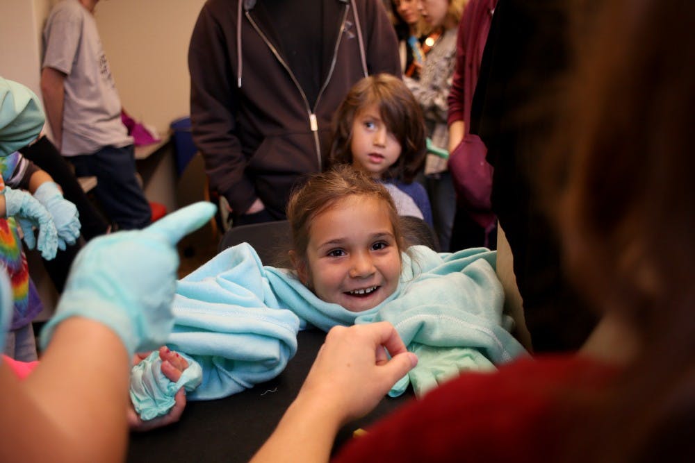 10月27日，在2018年科学节富兰克林大厅，一名儿童对一项实验做出反应。该实验试图通过不同的触觉和视觉感觉，让人们认为假手是自己的真手。