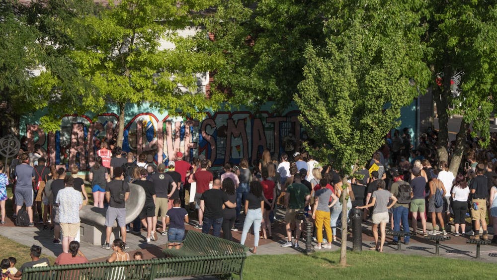 7月10日，一群抗议者在人民公园听人们轮流分享他们希望在社区看到的变化。
