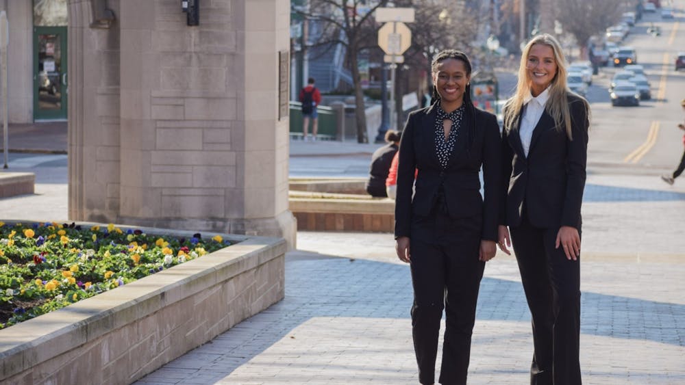 上周，印第安纳大学学生会主席候选人多琳·门特(左)和副总统候选人卡林·劳登(右)作为“激励”竞选团队参加了IUSG的总统选举。激励运动对Elevate运动提出了10起投诉，对Legacy运动提出了8起投诉。