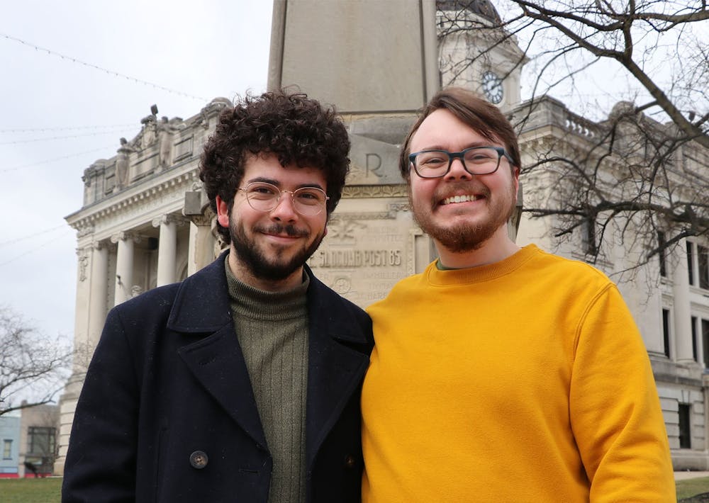 2月27日，《印第安纳学生日报》记者泰·文森和乔伊·鲍林在门罗县法院前摆姿势拍照。《印第安纳学生日报》在媒体学院的资助下设立了两个城市新闻记者的职位。