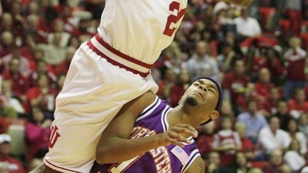 在周六晚上的篮球比赛中，新生后卫尼克·威廉姆斯(Nick Williams)投篮时撞到了西北州立大学的多米尼克·奈特(Dominic Knight)。