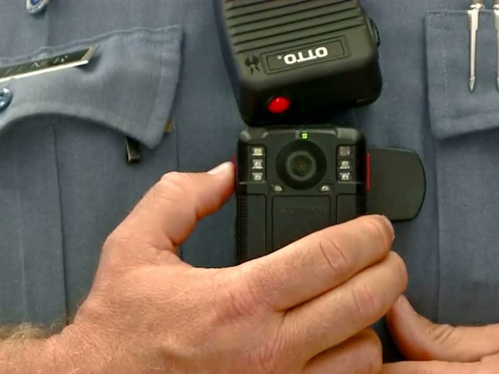 印第安纳州的法律将获取警察随身摄像机和行车摄像机录音的成本限制在录音成本之内，最高不超过150美元，这是最初的最低成本。布卢明顿市议会最近举行了第二次听证会，考虑降低成本。