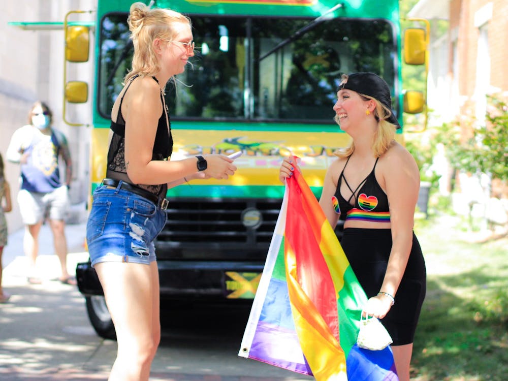 丹妮尔·福斯特和艾丽·斯坦菲尔德在2021年8月28日科克伍德大道的Pridefest上交谈。去年的事件几乎是由于大流行造成的。