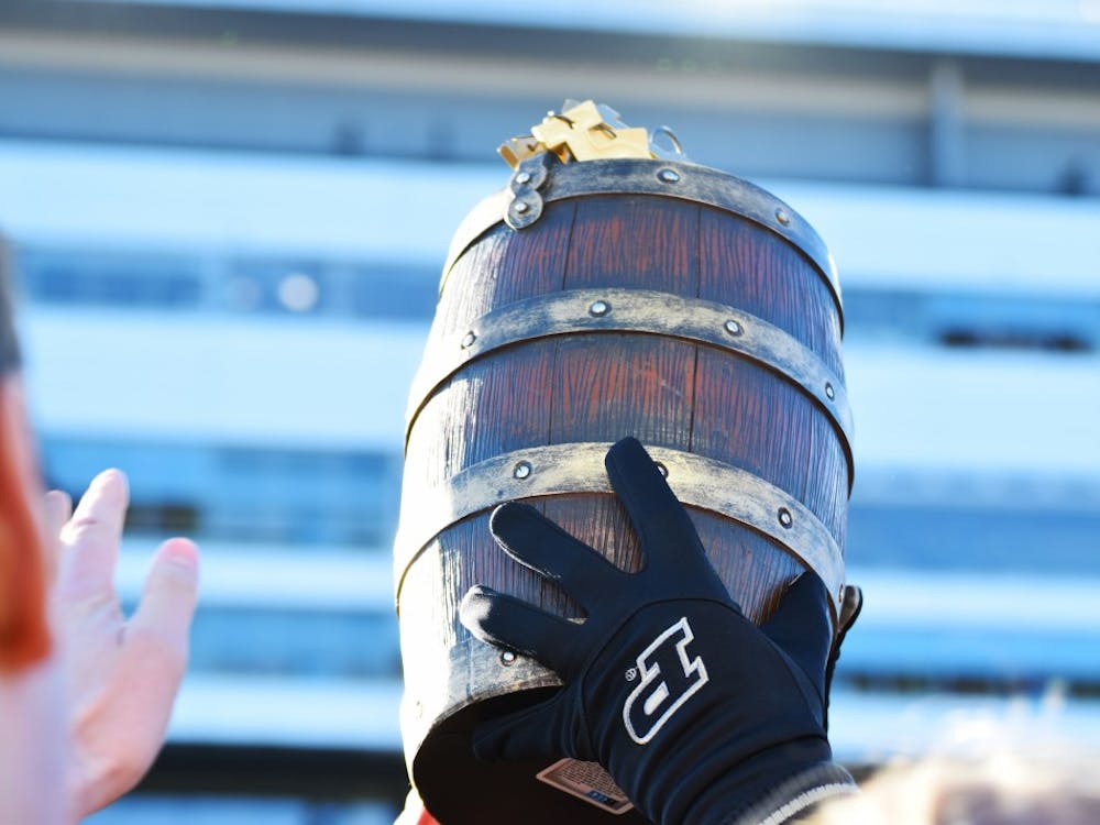 11月25日，普渡大学的一名队员在罗斯阿德体育场手持老橡木桶，这是普渡大学自2012年以来首次击败印第安纳大学。印第安纳大学和普渡大学都需要在今年的比赛中获胜才能进入保龄球比赛。