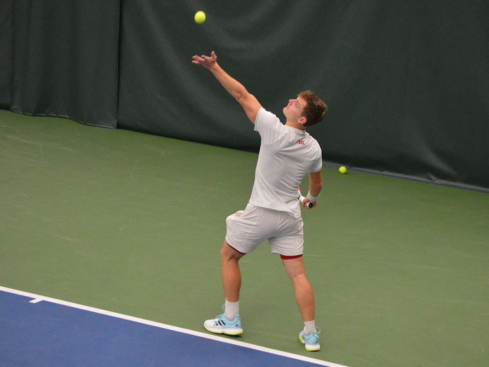 资深安德鲁·雷丁4月11日在IU网球中心发球。国际大学男子'；美国网球队周六将在主场迎战伊利诺斯州16号，结束常规赛。