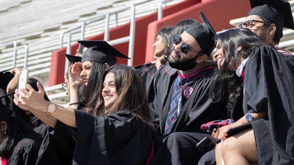 5月7日，凯利商学院信息系统科学硕士项目的毕业生们在拍照。在5月8日的本科生典礼上，印第安纳大学向9714名学生颁发了学位。