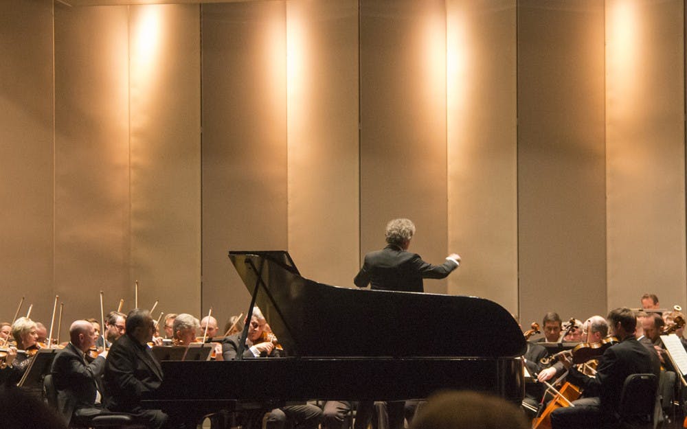 Pianist Yefim Bronfman watches Conductor Franz Welser-Möst during a section of rest in "Piano Concerto No. 2 in G Major" by Pytor Ilyich Tchaiovsky on&nbsp;Thursday evening in the IU Auditorium.&nbsp;