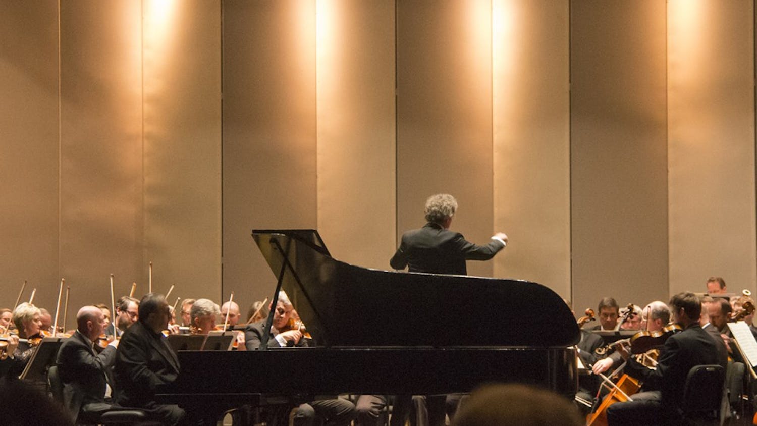 Pianist Yefim Bronfman watches Conductor Franz Welser-Möst during a section of rest in "Piano Concerto No. 2 in G Major" by Pytor Ilyich Tchaiovsky on&nbsp;Thursday evening in the IU Auditorium.&nbsp;
