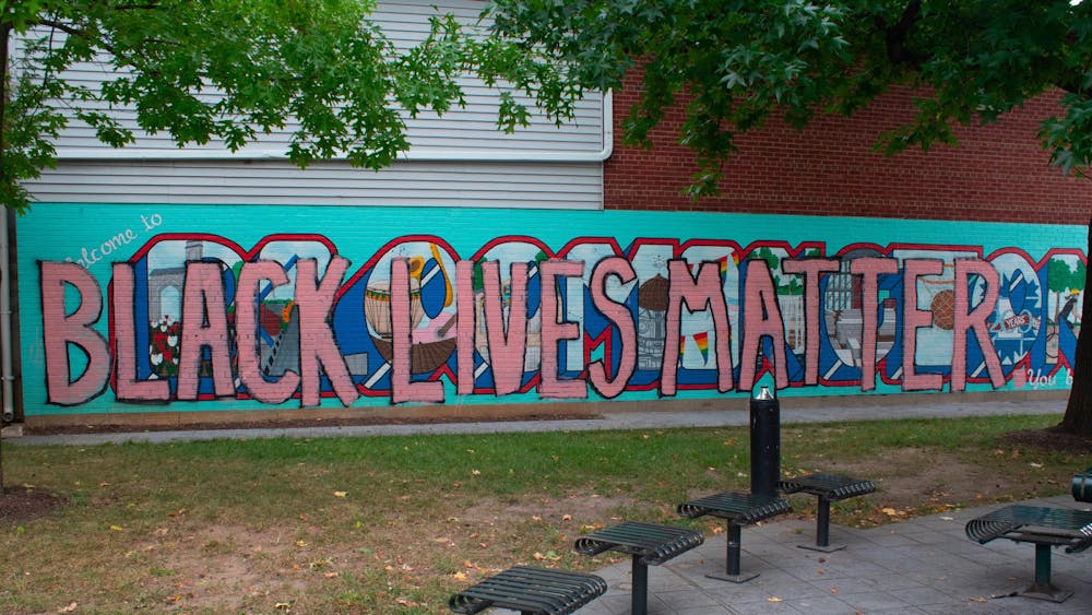 位于人民公园内的布卢明顿市壁画被涂上了“黑色生命”的字样。这一信息是在6月19日绘制的，但艺术家仍然不为人知。