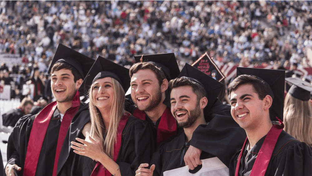 5月5日，布鲁明顿国际学院2018届毕业生在纪念体育场举行的本科毕业典礼前拍照。一位发言人表示，IUB及其附属校区的文凭几乎一模一样，并将保持不变。
