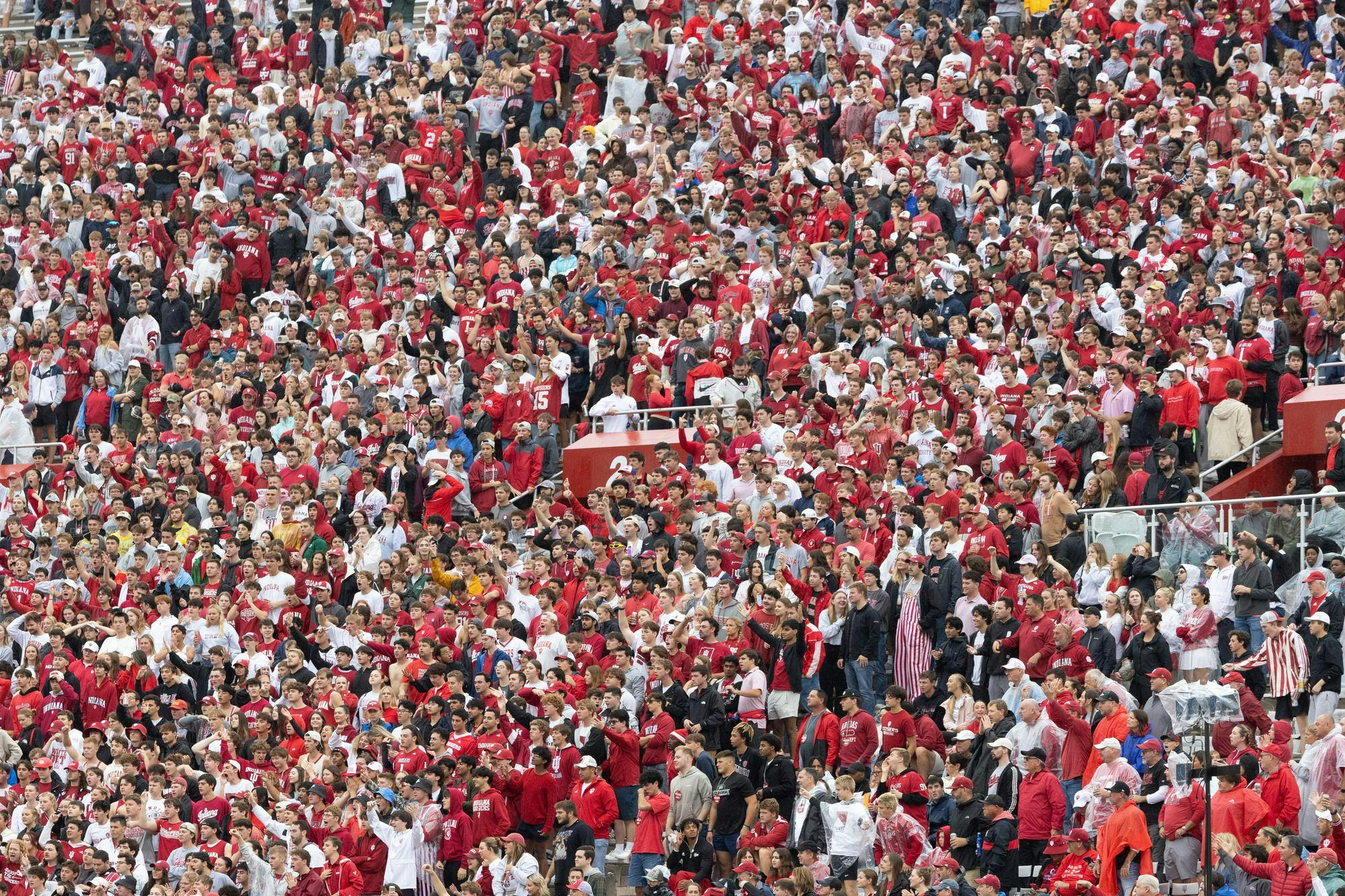 092928-iufans0007.jpg