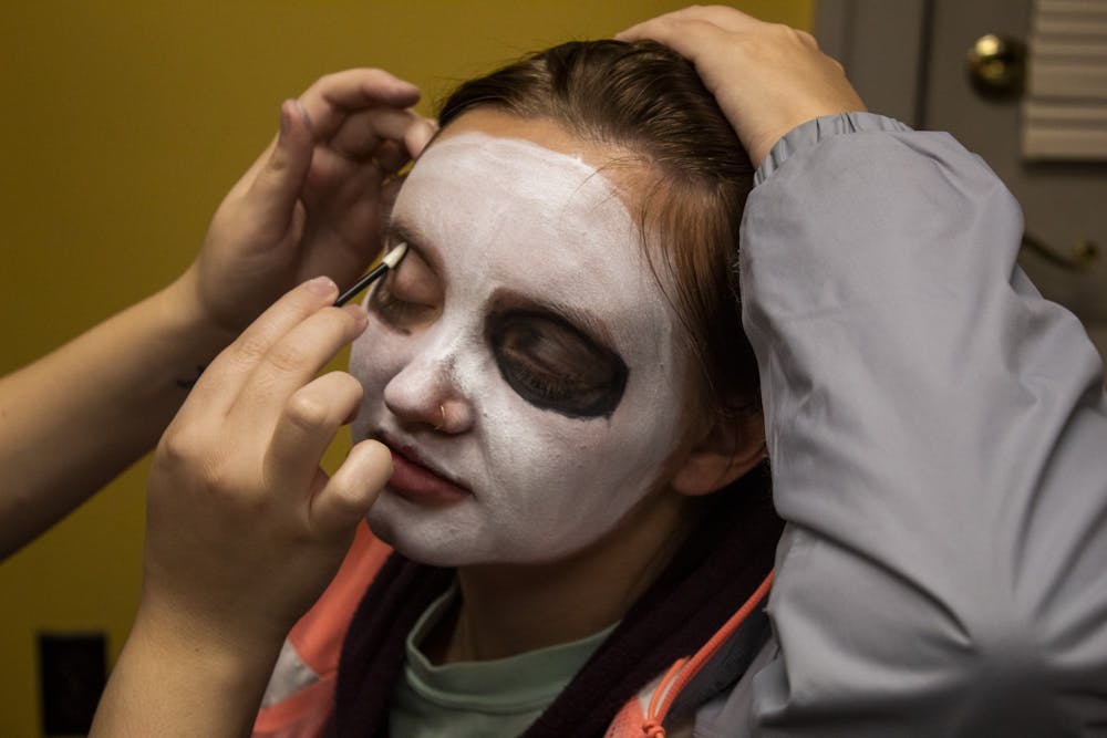 10月30日，大四学生布列塔尼·科普兰在La Casa拉丁文化中心接受脸部彩绘。