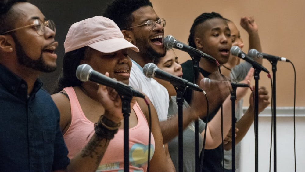 2018年，IU Soul Revue的歌手们在尼尔-马歇尔大厅排练。宾州大学民族音乐学名誉教授Portia Maultsby将于下午4:30 - 5:30讨论宾州大学Soul Revue的历史。10月27日通过Zoom。