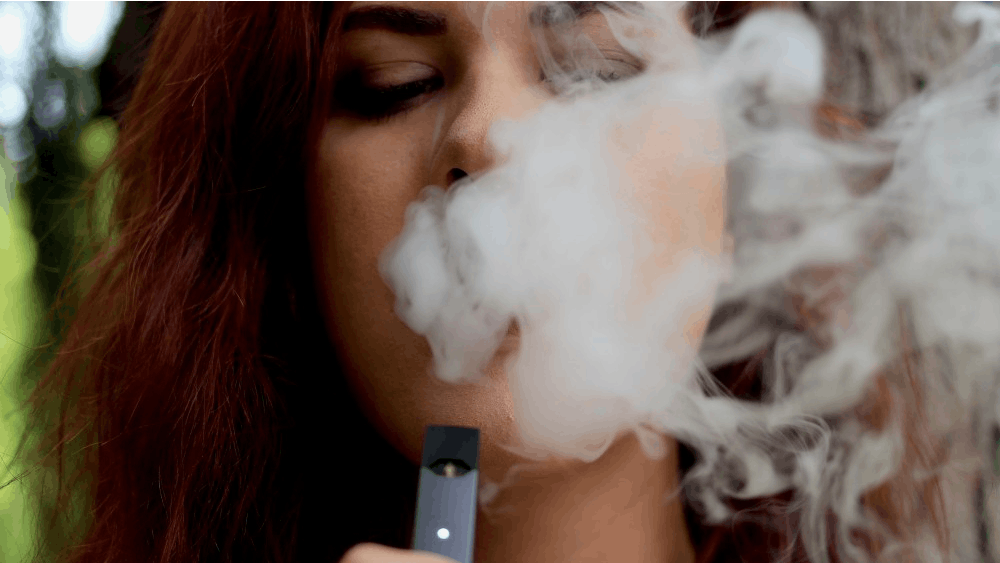美国食品和药物管理局(Food and Drug Administration，简称fda)局长周三发表声明，称青少年使用Juul和其他电子烟是一种“流行病”，并宣布了一项新的“执法闪电战”，以防止青少年手中的产品。