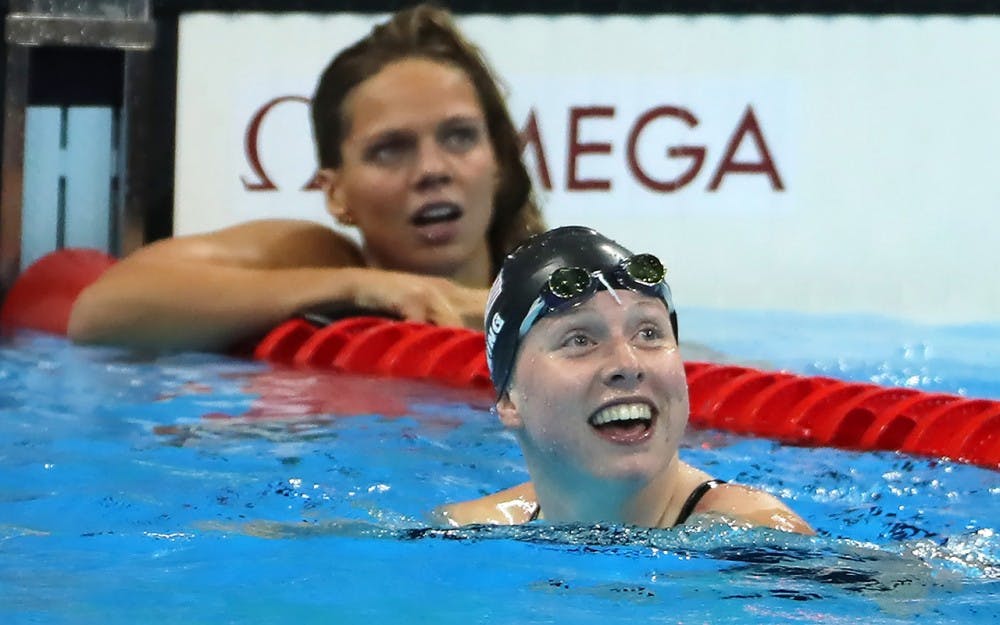 2016年8月8日，美国印第安纳大学二年级学生莉莉·金(Lilly King)在100米蛙泳比赛中发挥出色，击败俄罗斯游泳选手尤娅·艾芬莫娃(Yuia Efimova)，赢得金牌。