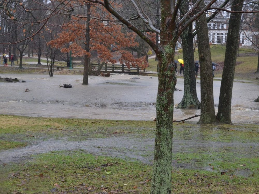 2月7日，伍德伯恩大厅附近，校园河溢出河岸。据美国国家气象局(National Weather Service)报道，周一晚上布卢明顿可能会遭遇强烈雷暴。