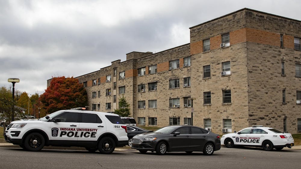 10月12日，印第安纳大学警察局的警车停在大学东公寓前。周一早上，一名男学生的尸体在印第安纳大学东部公寓被发现，IUPD副局长Shannon Bunger说。