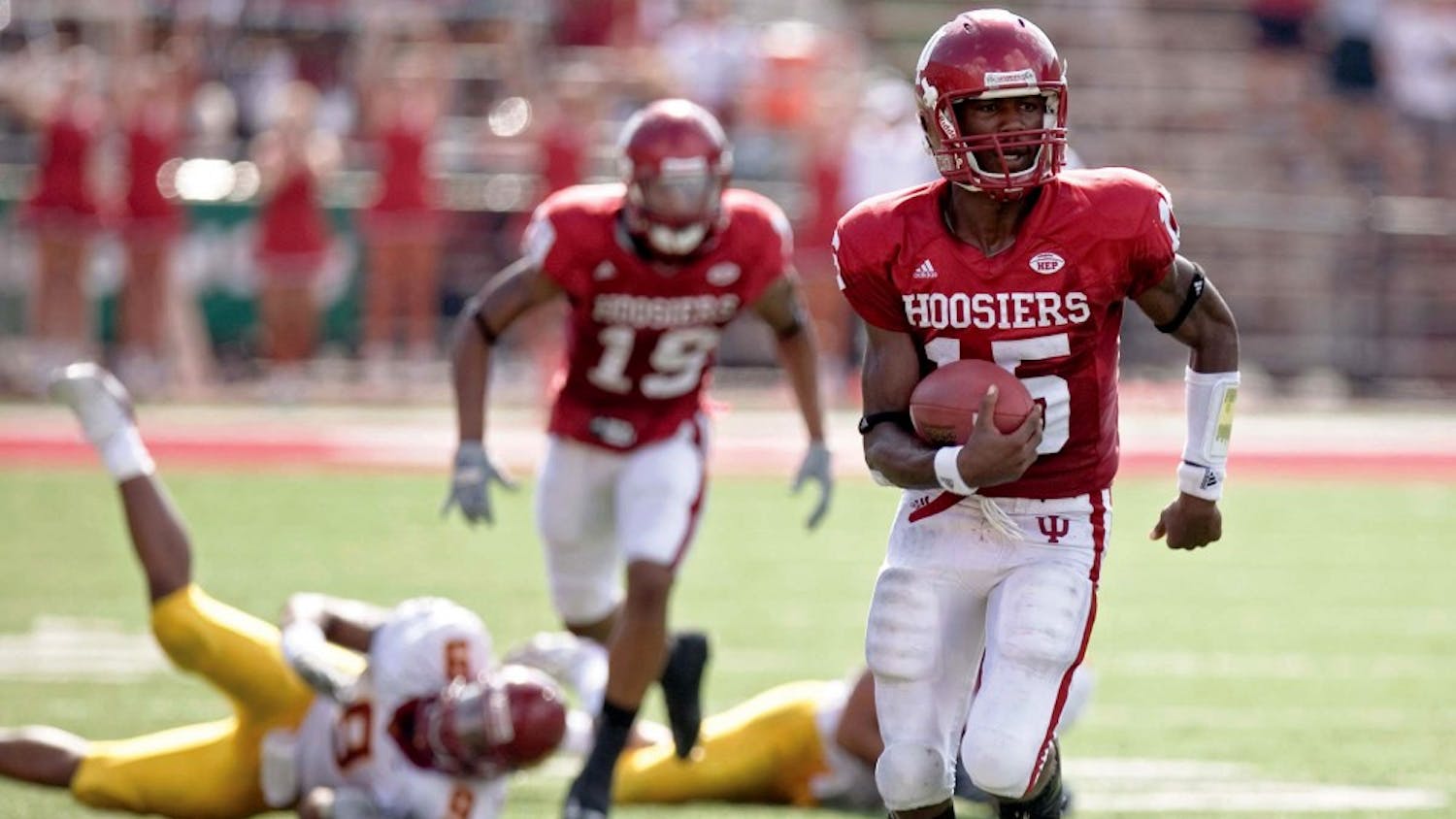IU sophomore quarterback Kellen Lewis runs with the ball on Oct. 6, 2007, at Memorial Stadium. IU beat Minnesota 40-20 to improve to 5-1 on the season.