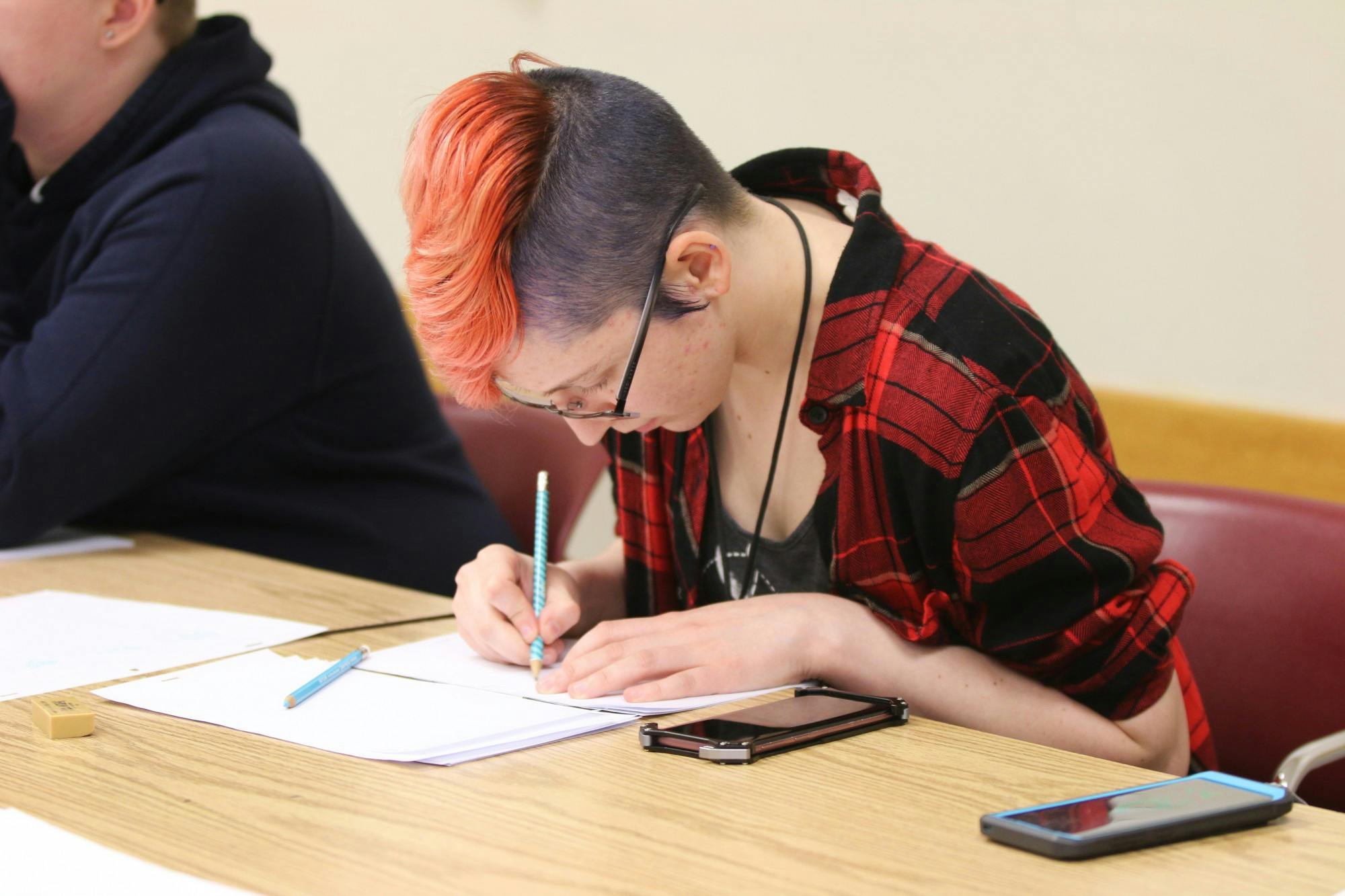 Hobby Hopping Art Club member Katelyn Osborne draws a two-dimensional sketch Wednesday at the School of Education . Wednesday’s session focused on the processes of drawing two-dimensional figures and their movement throughout multiple frames, like an animation.