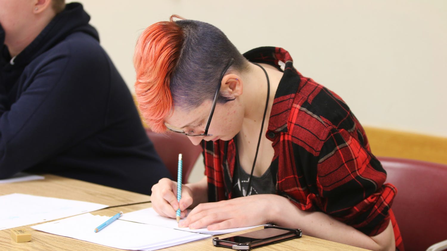 Hobby Hopping Art Club member Katelyn Osborne draws a two-dimensional sketch Wednesday at the School of Education . Wednesday’s session focused on the processes of drawing two-dimensional figures and their movement throughout multiple frames, like an animation.