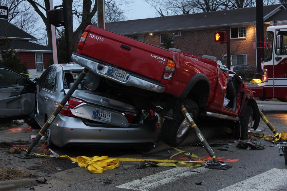 周三晚上，五辆汽车在阿特沃特大道和亨德森街发生事故。红色卡车的顶部被急救人员切断，以便将司机救下车。