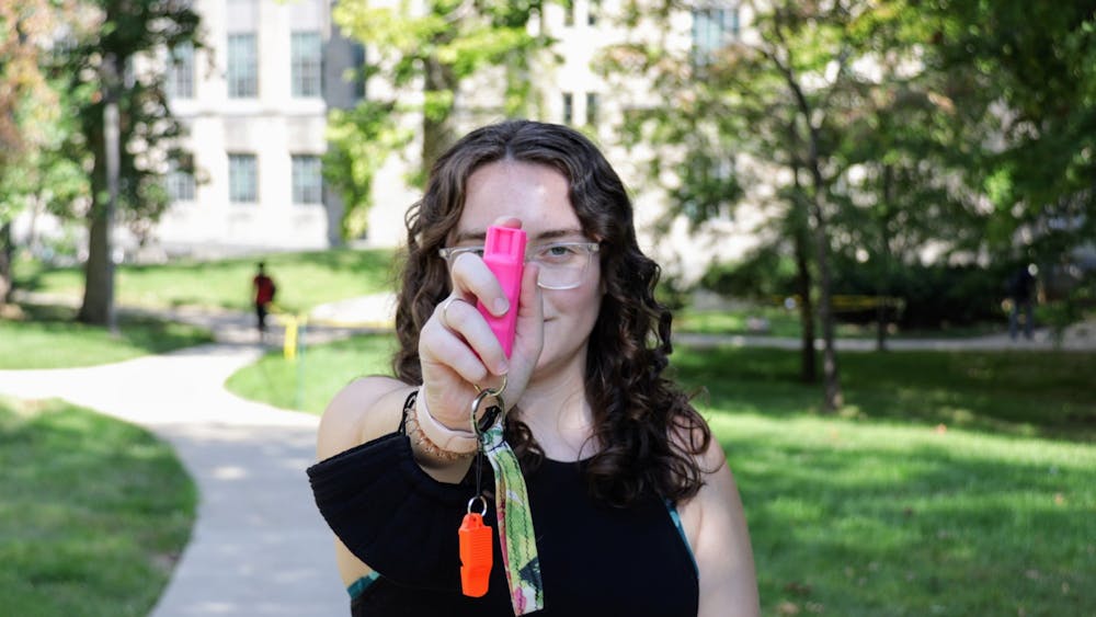 2021年9月29日，伊利诺伊大学二年级学生凯瑟琳·西穆内克在迈尔斯大厅外指着她的胡椒喷雾。为了安全起见，许多女大学生携带胡椒喷雾。