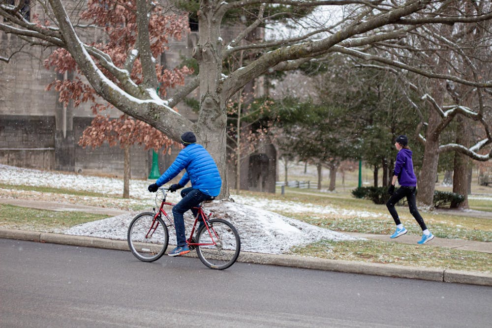 一个骑自行车的人和慢跑者沿着第七街运动。据一份城市新闻稿称，第七街自行车道的建设预计将于8月9日完工，为国际大学学生的返回做准备。