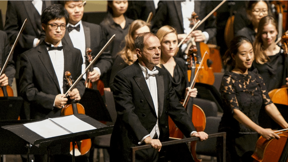 Maestro Federico Cortese bows to the audience after Concert românesc (Romanian Concerto) by György Ligeti.