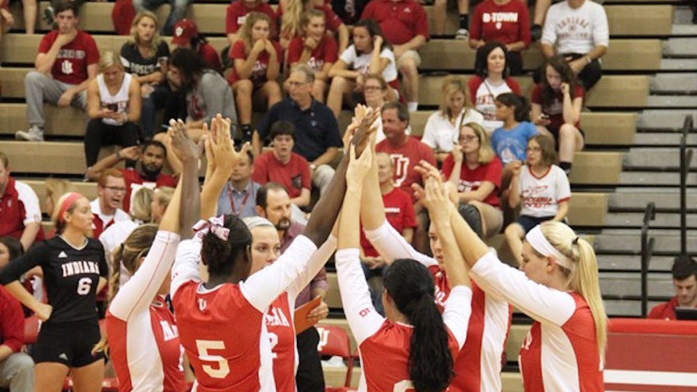 印第安纳大学女子排球队在周三对阵西北大学的比赛前欢呼。