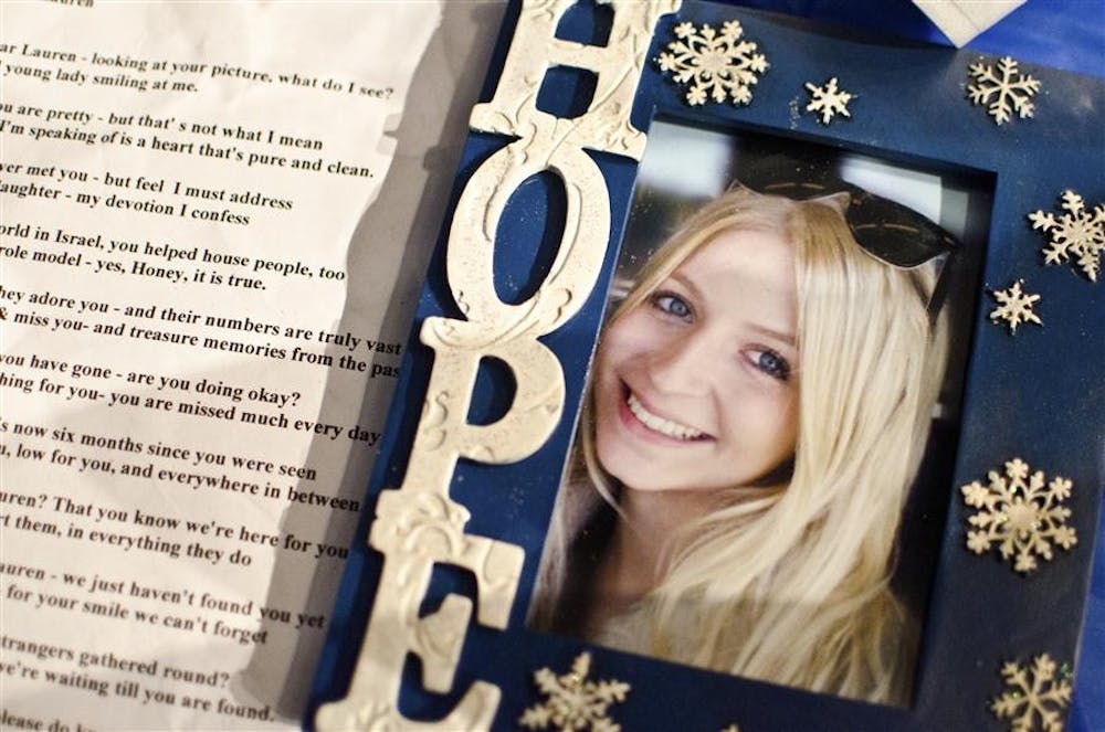 在2011年的一次祈祷和支持活动中，一张失踪的IU学生劳伦·斯皮尔尔的照片坐在一首诗旁边，这首诗是献给寻找她的。周四是斯皮尔尔失踪10周年纪念日。