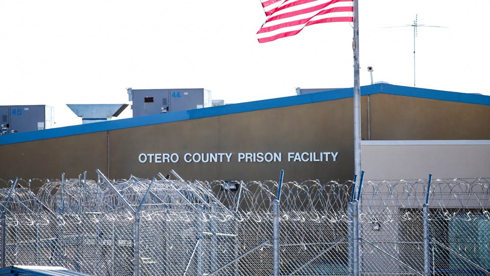 新墨西哥州查帕拉尔市的奥特罗县监狱设施是该州七个营利性监狱和拘留设施之一。该监狱以及邻近的移民和海关执法局被拘留者处理中心由管理和培训公司经营。