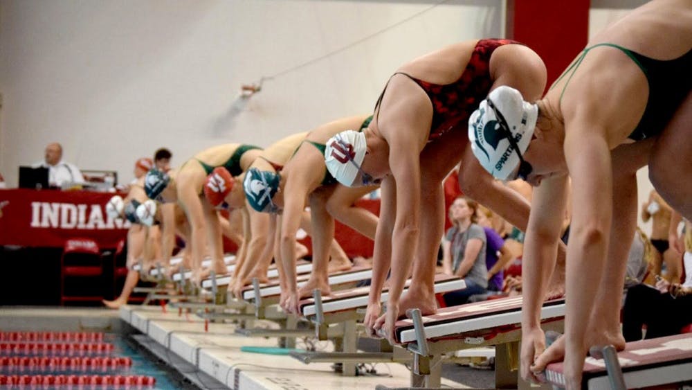 女子游泳队准备迎战密歇根州立大学。