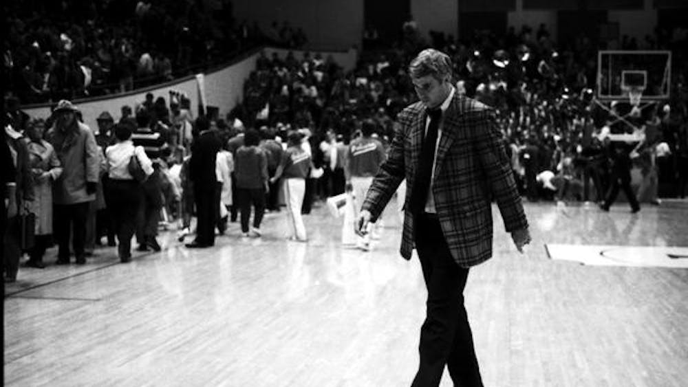 1985年1月12日，鲍勃·奈特(Bob Knight)在西蒙·斯克约特大会堂(Simon Skjodt Assembly Hall)与威斯康星州(Wisconsin)的一场比赛中行走。在NIT冠军赛上，以3分落后于加利福尼亚大学洛杉矶分校的成绩结束了本赛季。