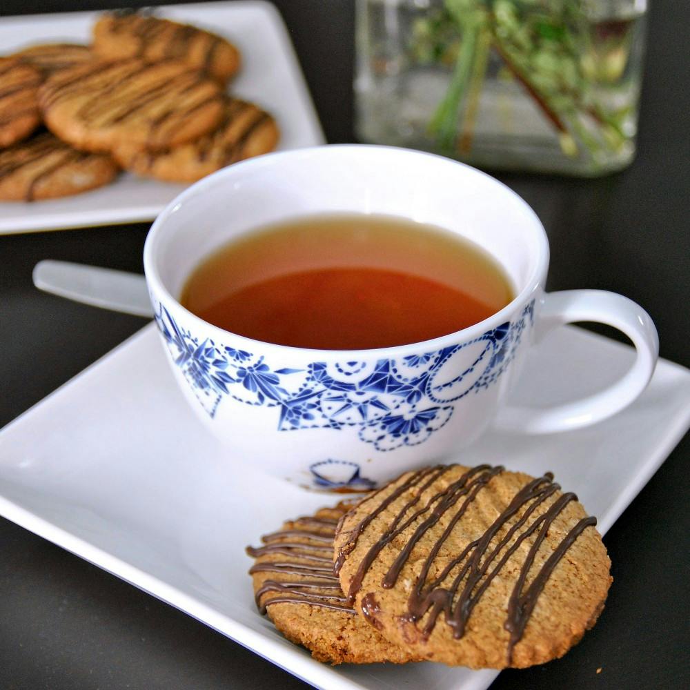 甜奶油烤饼和茶。