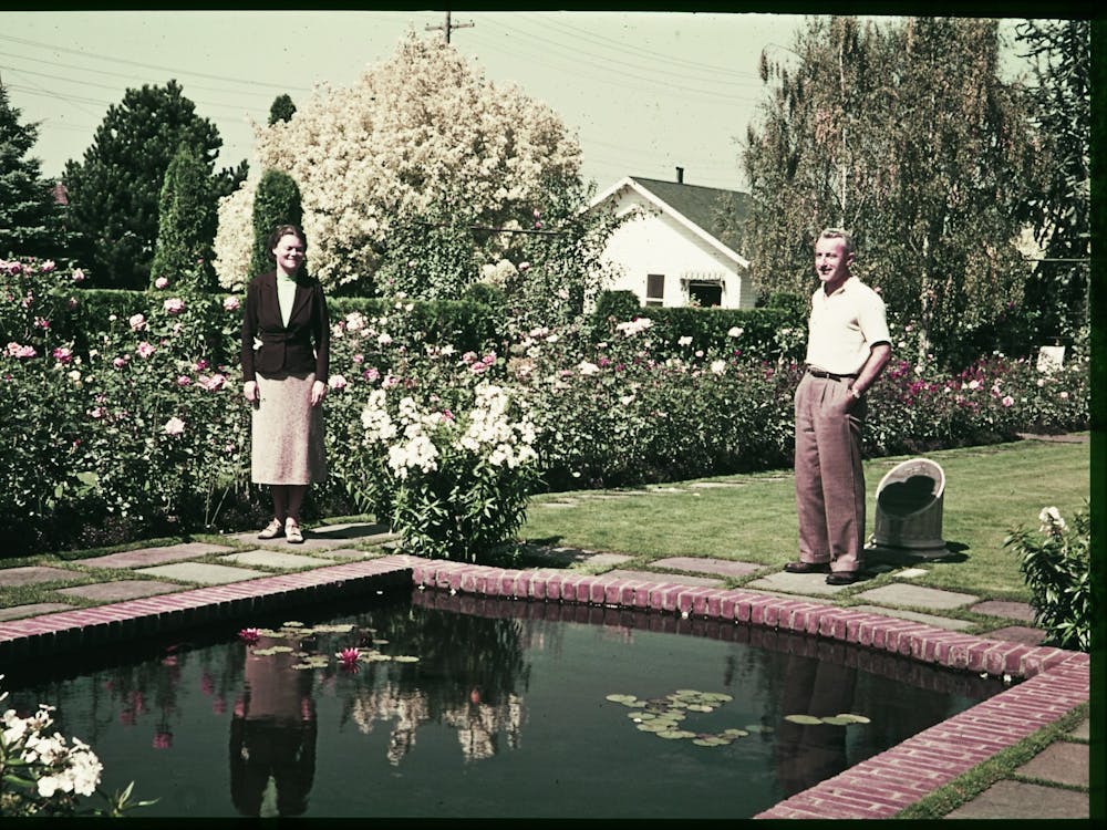 1938年9月10日，两个人站在俄勒冈州波特兰市的一个花园里，这张照片是由查尔斯·库什曼拍摄的。Cushman是一名印第安纳大学的校友和业余摄影师，他向印第安纳大学捐赠了大约14500个柯达彩色照片幻灯片。