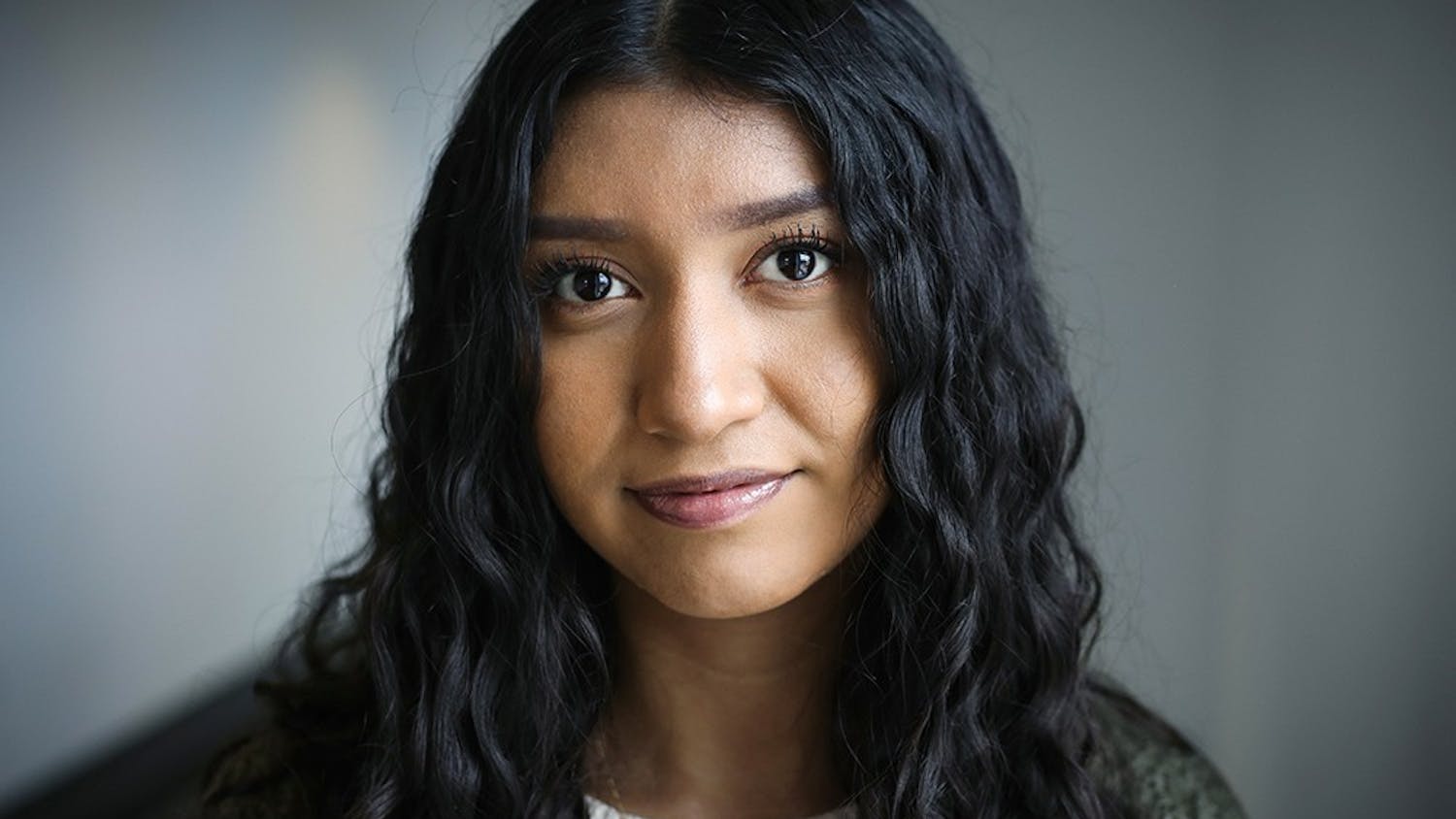 Maria Chavez Juarez, estudiante de segundo año en IUPUI, es de San Miguel de Allende, Guanajuato. Ella tiene bellos recuerdos de su tiempo en México pero teme que no será lo mismo si regresa. “Cuando tenía 5 años, mis padres me dijeron una noche, ‘Nos vamos a una fiesta,’ pero yo pensaba, ‘Esto no es una fiesta.’ Me di cuenta más tarde que mis padres me llevaban a pasar la frontera.”