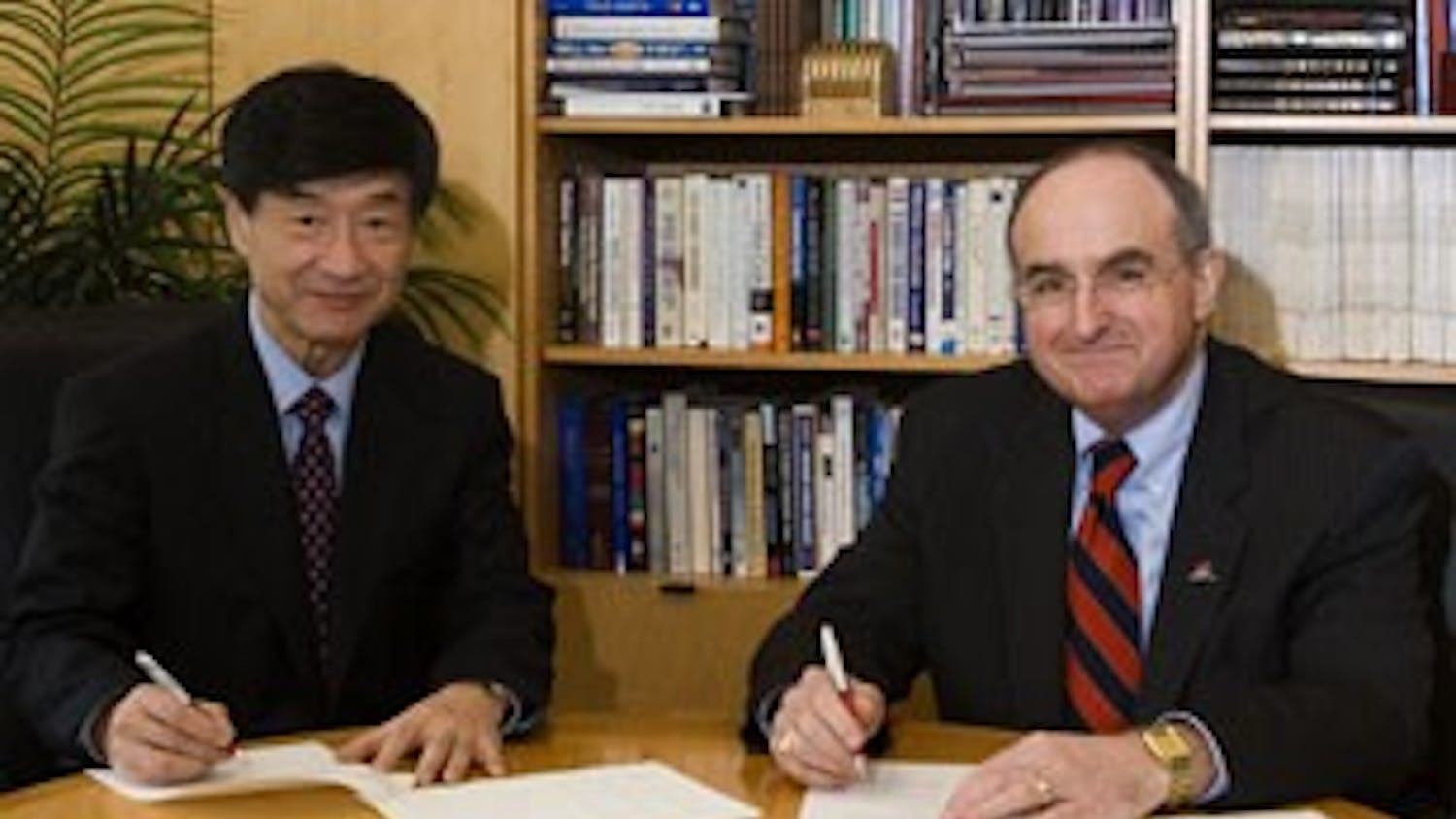 COURTESY PHOTO
Sungkyunkwan University President Jung-Don Seo and IU President Michael McRobbie sign an agreement to partner the two universities, allowing students from the South Korea university to attend both universities and receive two degrees.